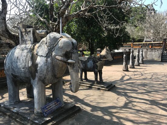 Die Prozessionsstraße zum Kaisergrab mit Elefanten-, Pferde- und Beamtenstatuen zu beiden Seiten, die an die Prozessionsstraße zum Grab des Ming-Kaisers bei Beijing erinnert.