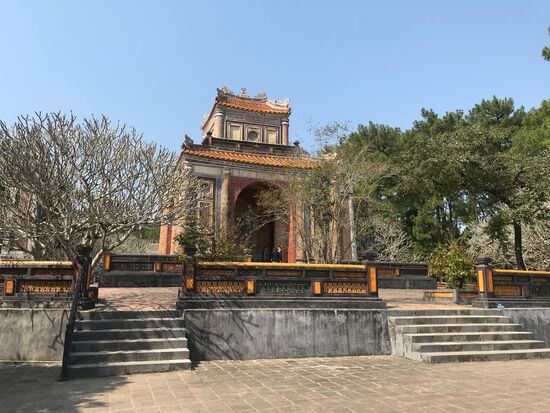 Aufgang zu gut erhaltenen und gepflegten Grabanlage.