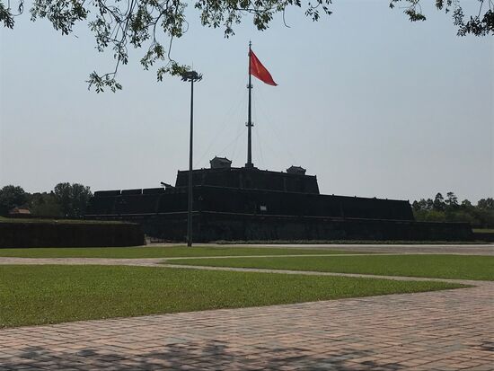 Der Flaggenturm in der Zitadelle am Duftfluss in Hue.