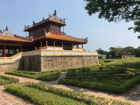 Mit deutscher Hilfe saniertes Gebäude im Kaiserpalast. Im Hintergrund vom Krieg zerstörte und nicht wieder aufgebaute Anlagen.