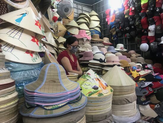 Auf dem Weg ins Hotel zeigt uns Herr Dung einen lokalen Markt. Ein Unmenge von Waren füllen Stand an Stand. Wer wird wohl je die vielen Hüte kaufen?