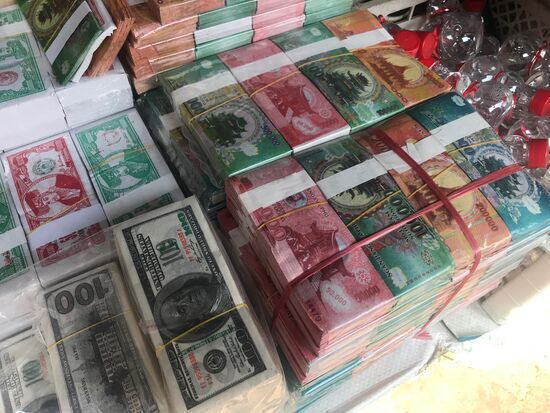 Papiergeld im Angebot zum Verbrennen in Tempel und Pagoden, um den Ahnen im Jenseits eine gutes Leben zu ermöglichen und um für das eigene Leben nach dem Tod vorzusorgen. Auch in Vietnam wird viel Geld ausgegeben, um Altare zu Hause und in den öffentlichen Pagoden zu füllen.