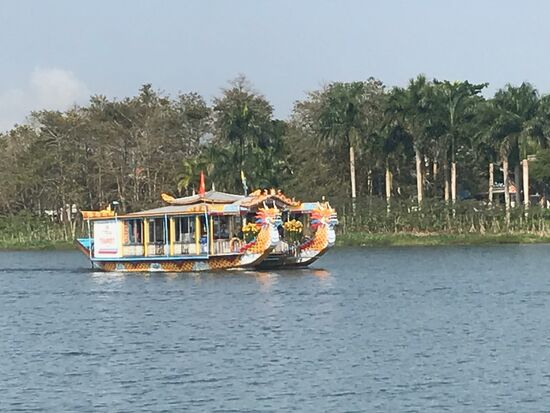 Drachenboote auf dem Duftfluss für Rundfahrten am Abend und zum Ausflugsort Thein Mu Pagode flussaufwärts.