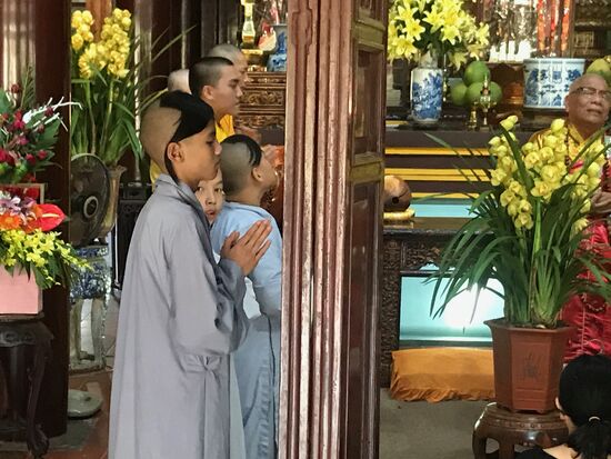 Junge Mönche beim Beten. Noch sind sie sich nicht sicher, ob sie bleiben möchten. Das Haupthaar ist nur zum Teil abrasiert.