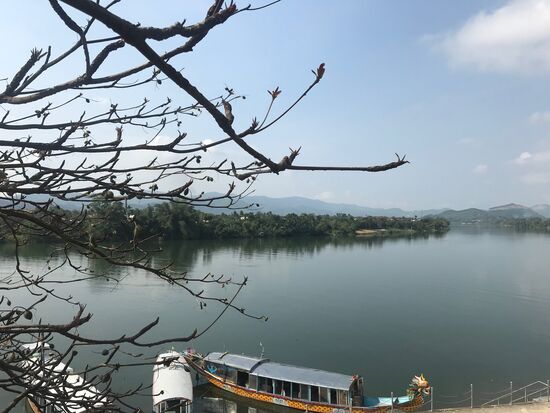 Wunderschöner Blick auf Fluss und die Berge im Hintergrund vom Eingang der Pagode.
