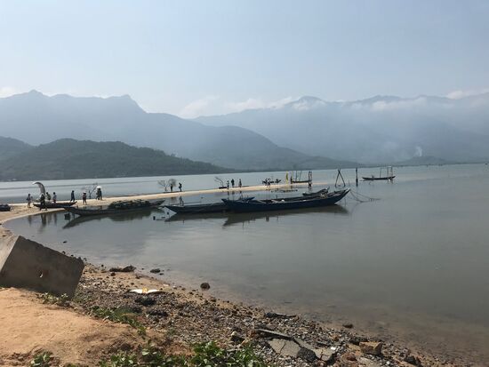 Im Vordergrund eine Lagune für Fisch- und Muschelzucht, im Hintergrund der Wolkenpass. Die Berge entlang der Grenze zu Laos sind ca 1000 Meter hoch, werden von Minderheiten bewohnt. Schnee gibt es keinen, aber die Wolken verfangen sich  immer zu einem kilometerlangen Pass unterhalb der Bergkuppe.