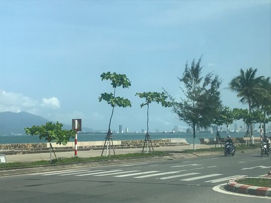 Wir erreichen das Meer, im Hintergrund die Skyline von DaNang.