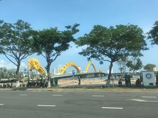 Die bekannte Drachenbrücke in DaNang über den Han-Fluss.