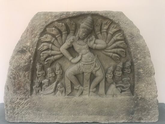 Vor unserer Weiterfahrt nach HoiAn besuchen wir das Skulpturenmuseum der Cham. Die Cham, so erfahren wir, waren eine indische Volksgruppe in Zentralvietnam, die im 9. bis 13. Jahrhundert relativ autark eine Hochkultur in der Region entwickelt hat, die uns sehr an die in Angkor und Bagan erinnert. Entdeckt wurde sie erst Anfang des letzten Jahrhunderts durch Franzosen. Sie machten sich auch stark dafür, die Überreste der Cham Kultur in einem Museum der Öffentlichkeit zugänglich zu machen. Allerdings haben  Krieg und religiöse Unruhen zu erheblichen Schäden an den Cham-Statuen geführt, wie wir im Museum erfahren.