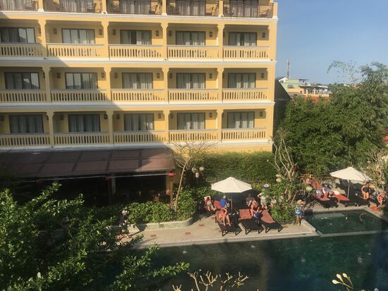 Blick von unserem Balkon in den Innenhof und Swimmingpool.
