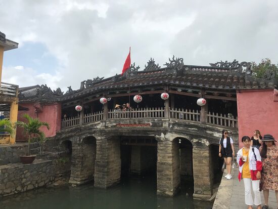 Die japanische Brücke in der Altstadt, Übergang von japanischen zum chinesischen Viertel der Stadt.