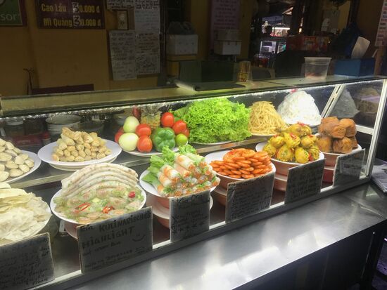 In der Markthalle. Alle Zutaten für die lokalen Spezialitäten aus Nudeln und Reis.