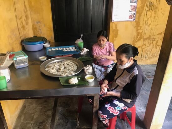 Die Frauen der Familie bereiten vietnamesische Jiaozi vor.