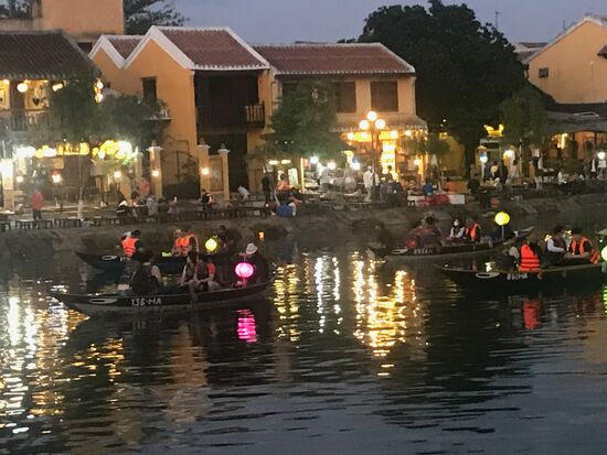 Am Abend verwandelt sich die Innenstadt in ein einziges Lichtermeer.