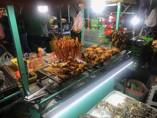 Allerlei Gegrilltes auf dem Nachtmarkt.