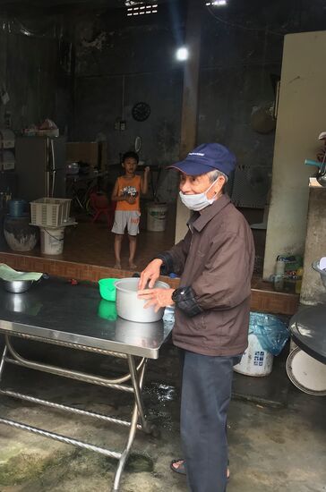 Chinesischer Hausherr, dessen Vorfahren aus Fujian stammen.