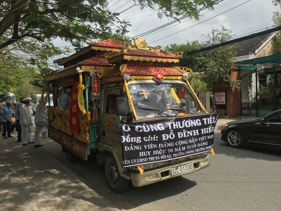 Trauerzug in der Hauptstraße von HoiAn.