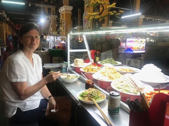 Wir lassen uns Papayasalat und Quang Nudeln mit Tofu  schmecken. Dazu gibt es gekühltes Bier und Ananassaft.