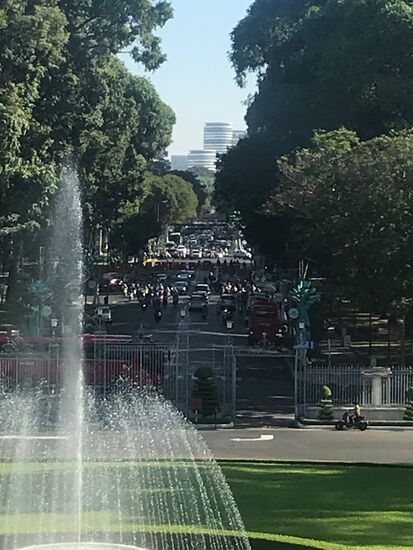 Blick auf den Le Dan Boulevard vom Balkon des Palastes aus. In der Anlage führt der Weg links und rechts um das Gebäude zur Hinterseite.