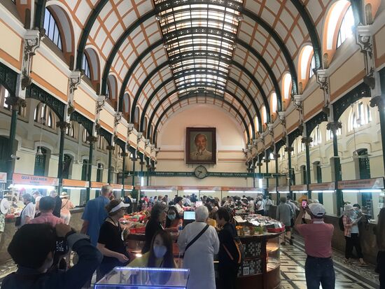 Im Innern der Hauptpost. Sie ist weiterhin im Betrieb, auch wenn vor allem Touristen heute das Gebäude bevölkern.