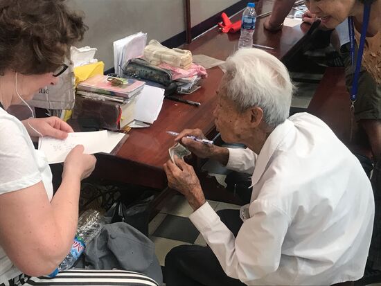 Der bekannte Briefschreiber bei seiner Arbeit.