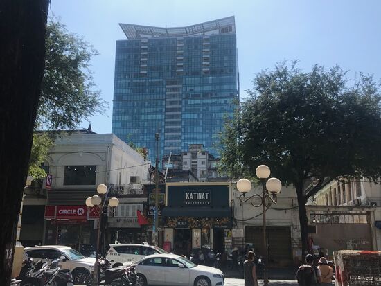 Blick auf das ehemalige CIA Gebäude, von dessen Dach der letzte Hubschrauber im April 1975 abgeflogen ist.