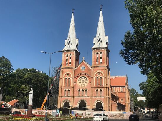 Die Notre Dame Kathedrale. Sie wird zurzeit saniert, ist aber noch in Betrieb. Rund 20 % der Südvietnamesen bekennen sich zum Katholizismus.