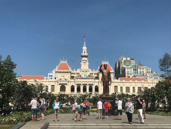Blick auf das Rathaus von Saigon mit dem "Onkel Ho" Denkmal im Vordergrund. Es wurde Anfang des 20. Jahrhunderts erbaut und ist dem Pariser Rathausgebäude nachempfunden.