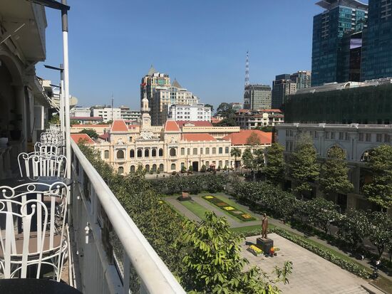 Blick von der Dachterrasse des Rex Hotels auf das Rathaus.