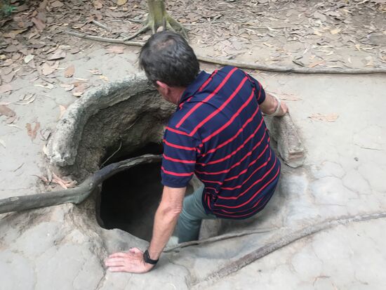 Siegmund steigt hinab, allerdings wurde dieser Einstieg stark vergrößert für die etwas kräftigeren Touristen.