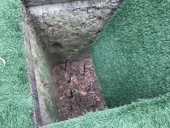 Diese Fallen wurden für die Feinde aufgestellt und mit Rasen getarnt. Qualvoll muss das Leiden gewesen.