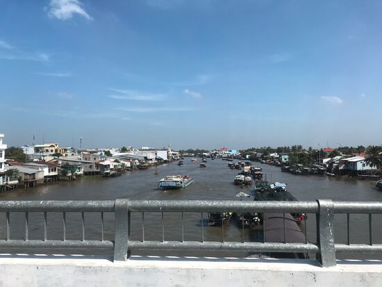 Blick von der Brücke bei Cai Be auf die schwimmenden Märkte und Hausboote.