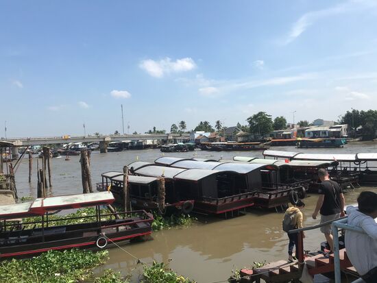 Die Anlegestelle für Ausflugsboote unterschiedlicher Größe in Cai Be.