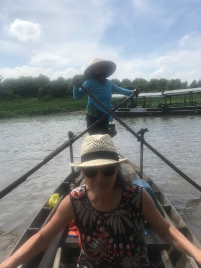 Wir steigen um auf ein typisches Mekong Ruderboot mit zwei Rudern, die über kreuz vor allem von Frauen gerudert werden.