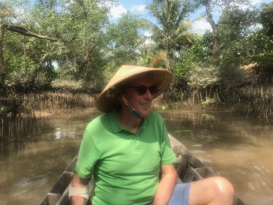 Der vietnamesische Strohhut schützt auch uns vor der Sonne.