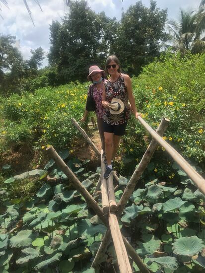 Frau Huang ist eine kundige Begleiterin durch die blühenden Gärten. Brücken wie diese sind überall in den mit Kanälen und Teichen versehenden Gärten.