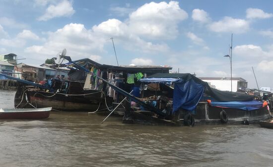 Die schwimmenden Händler und Hausboote auf dem Mekong in Cai Be