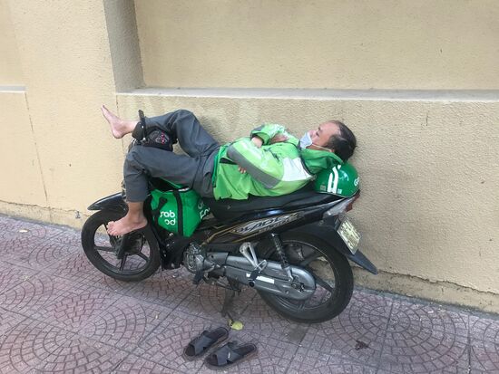 Und wenn man mal nicht unterwegs ist, wird das Moped zum Schlafplatz umfunktioniert.