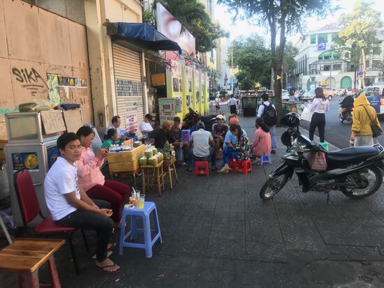 Typisch auch für Saigon die Nudelsuppe Pho mit Rindfleisch und vielen frischen Kräutern sowie  Knoblauch und Chili. Der Saigoner ist sie zu jeder Tageszeit. Überall auf den Straßen sind kleine Garküchen zu finden.