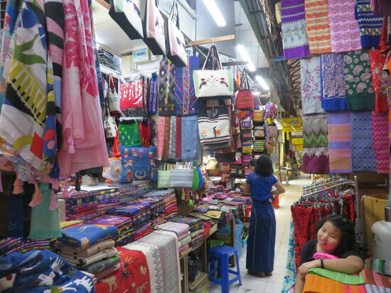 Bunte Stoffe für die traditionellen Röcke und Blusen.