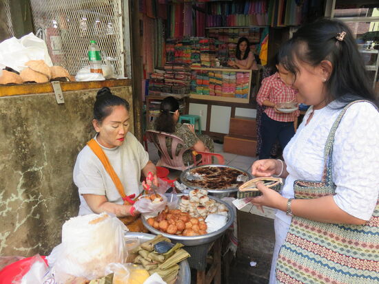 Burmesische Snacks aus Klebereis und Bananen.