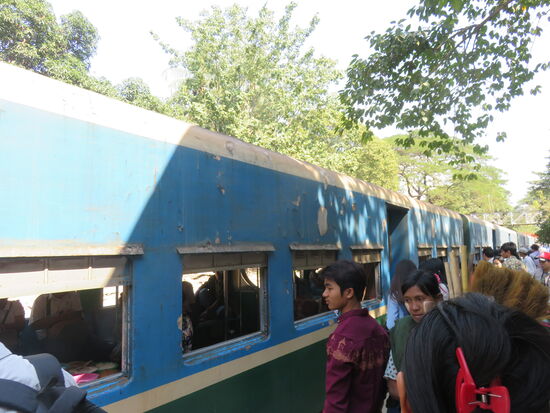 Eine Strecke fahren wir mit der Circular Train, der einzigen innerstädtischen Bahn. Ansonsten gibt es Busse und Taxen im öffentlichen Nahverkehr. Die Fenster sind offen, und auch sonst geht es auf den Bahnsteigen und im Zug recht rustikal zu.