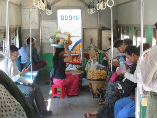 In der Bahn werden Snacks, Gemüse und Obst angeboten
