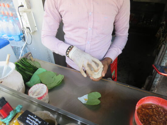 So wird das Gemisch zum Kauen vorbereitet.