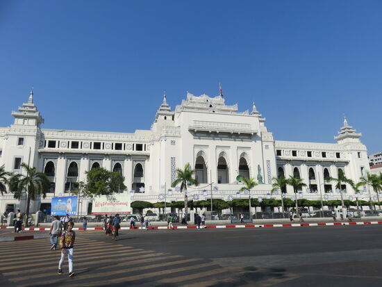 Wir stehen vor dem Rathaus. Zwei Parteien bestimmen maßgeblich das Wohl der Stadt, wobei Soe meint, dass vielfach das Militär nur die Kleidung gewechselt habe. Sie hoffe sehr auf die Kräfte der Demokratie und dass die Zeit der Diktaturen vorbei ist. Mit sehr großem Respekt spricht sie von Aung San Suu Kyi, die eigentliche Führerin des Landes.