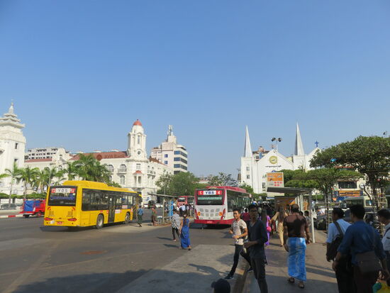 Vor dem Rathaus befindet sich der zentrale Busbahnhof.