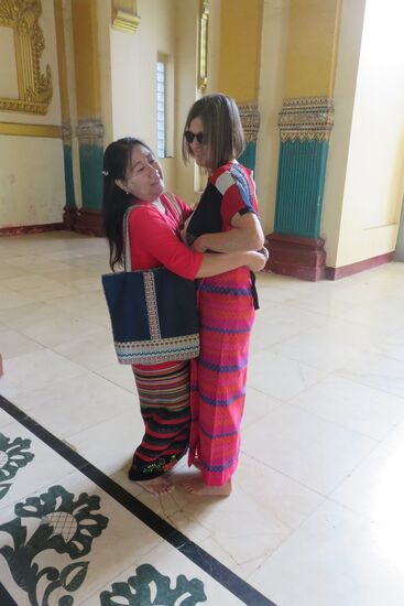 Soe müht sich sehr, mir den Wickelrock passend festzuziehen.