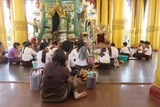 Frauen beim gemeinsamen Meditieren seit dem Frühstück bis zum nächsten Morgen und das alle 8 Tage !