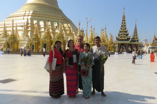 Gemeinsam mit Soe Familie vor der Pagode.