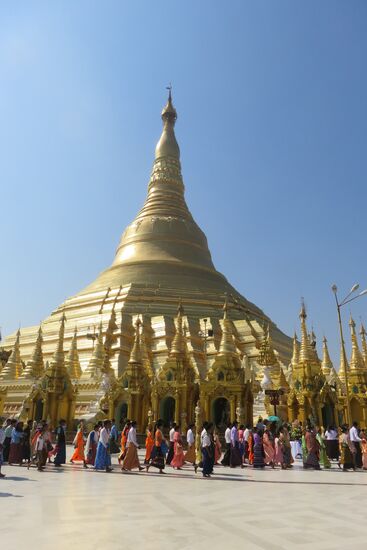 Die Shwedagon Pagode mit der reich verzierten Kuppel